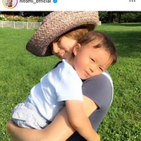 hitomi、長男の10歳バースデーを報告！思い出SHOTにファンほっこり「ママ今と変わらない」「幸せなだっこ写真」