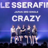 LE SSERAFIM／（左から）KIM CHAEWON、HONG EUNCHAE、HUH YUNJIN、KAZUHA、SAKURA（P）＆（C）SOURCE MUSIC