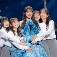 日向坂46、2度目の東京ドームライブはサプライズがてんこ盛り！卒業の加藤史帆はドレス姿で有終の美