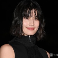 黒髪の橋本愛（C）モデルプレス