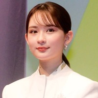 畑芽育、花束を手にした笑顔SHOTに反響「癒し」「写真可愛すぎる」