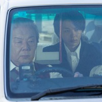 古田新太、中村倫也「ノンレムの窓 2025・新春」より「前の車を追ってください」（C）日本テレビ