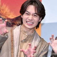 ライブのシャワーで「ブラザー／君みたいな兄弟」を歌う松田元太（C）モデルプレス