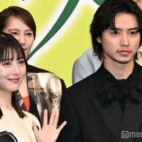 浜辺美波、山崎賢人（C）モデルプレス