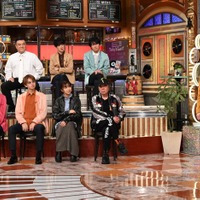 （後列左から）山崎弘也、横山裕、丸山隆平（前列左から）安田章大、大倉忠義、上白石萌歌、古田新太（右）村上信五（C）テレビ朝日