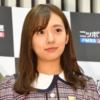 新内眞衣、美肩＆美脚を大胆見せ！ワンショルのミニワンピSHOTに「足長っ！細っ！」「オトナのお姉さん」