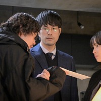 磯村勇斗、松山ケンイチ、広瀬すず「クジャクのダンス、誰が見た？」第2話（C）TBS