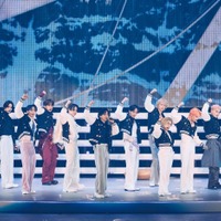 JO1とナインティナイン岡村隆史「LAPOSTA 2025」（C）LAPONE ENTERTAINMENT
