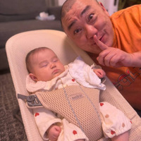 山本圭壱、すやすや眠る愛娘とパシャリ！親子2SHOTに反響「そっくり」「寝顔も山本さんに似てますね」