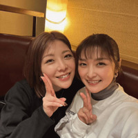 石川梨華、小川麻琴と笑顔でピース！久しぶりの再会に喜び「仲間であり、妹みたいな存在のまこと」