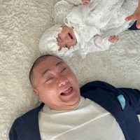 山本圭壱、娘の100日祝いで記念撮影！「見るたびに可愛くなってるぅ～」「幸せいっぱい」と反響