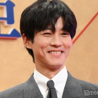 記者から笑顔を求められる松坂桃李（C）モデルプレス