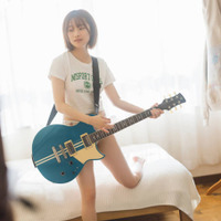 声優・夏吉ゆうこ、短めTシャツ姿＆ほっそり美脚を大胆見せ！私物のギターをかき鳴らす自然体SHOT披露