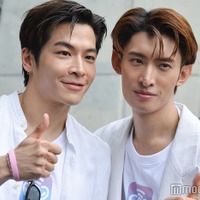 仲良しげに談笑していたマーチ=チュターウット・パッタラガムポン、向井康二(C)モデルプレス