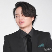 中条あやみからの言葉に笑顔を見せる菊池風磨(C)モデルプレス