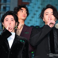 “秘密”ポーズを行う大森元貴、菊池風磨(C)モデルプレス