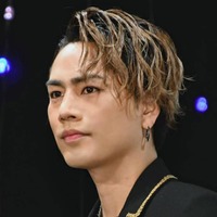 「ほんま男前」ØMI、Tシャツ×サングラスの夏先取りコーデに反響「めちゃカッコイイ」