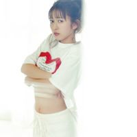 とき宣・小泉遥香、ほっそりお腹がチラリ！“アイドルおはるの素顔”をテーマに彼女感たっぷり