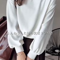さりげなく華やかさを添えて。白ブラウス×ブラウンパンツの上品配色術【40代の毎日コーデ】