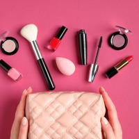 オバサン確定!?残念メイクの40代のポーチの中に「必ず入ってるもの」とは