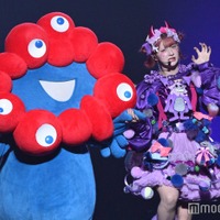 ミャクミャク、しなこ(C)モデルプレス
