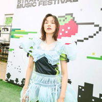 のん、ほっそり美脚大胆見せのフェス衣装SHOTに「かわいいー！！！」「まるで実写版ティンカーベル」の声