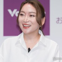 茶髪の加藤綾菜(C)モデルプレス