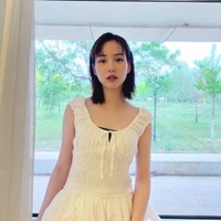 のん、美デコルテ全開の白ワンピ姿にファン悶絶「こんな彼女が欲しい」「素敵な私服」