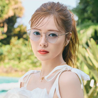 白石麻衣、色白美肩がチラリ！淡色カラーレンズメガネを取り入れた夏の着こなしを披露