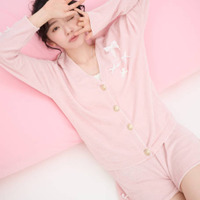 鈴木愛理、ほっそり美脚チラリの寝転びSHOTにドキッ！エフォートレスで品のあるスタイルを披露