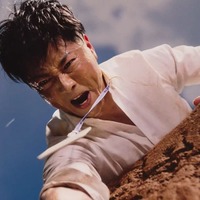 ケイン・コスギ/新WEBCM「クライシス」篇より(提供写真)