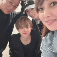 渡辺美奈代、夫＆イケメン息子たちとパシャリ！家族4SHOTに「美男美女」「素敵なファミリー」の声