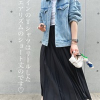 デニムジャケット×プリーツスカートで完成。お出かけにぴったりな軽やかカジュアル【40代の毎日コーデ】