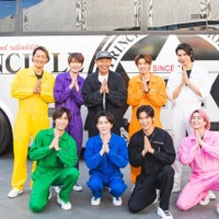 (後列左から)岩本照、深澤辰哉、木梨憲武、向井康二、ラウール(前列左から)阿部亮平、渡辺翔太、目黒蓮、佐久間大介(C)TBS