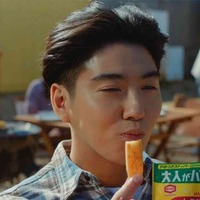 賀来賢人「ハッピーターンスパイス 旨味篇」「ハッピーターン250%パウダー 楽屋篇」より(提供写真)
