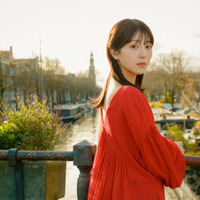 浜辺美波、美背中チラリの振り向きSHOT！最新写真集はオランダ・アムステルダムで撮影