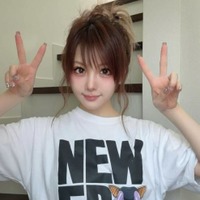 「可愛いママ」田中れいな、アニメ柄Tシャツを着こなしたピースSHOTに反響「何着ても似合う」