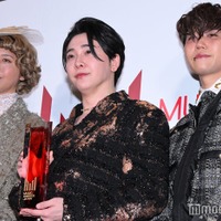 囲み取材に応じたMrs. GREEN APPLE(C)モデルプレス