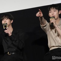 客席を指差す動きがシンクロするJUNGWON(ジョンウォン)、SUNOO(ソヌ)(C)モデルプレス