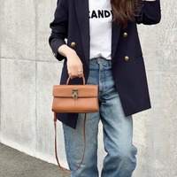 紺ブレ×デニム×白T。きれいめとカジュアルの秀逸バランスコーデ【40代の毎日コーデ】