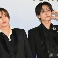 ケータリングのお姉さんに「マシッソヨ」と伝えた猪俣周杜、スーツに合わせてメガネをかけてきた橋本将生(C)モデルプレス