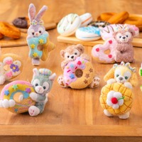 ぬいぐるみバッジ各2,700円(C)Disney