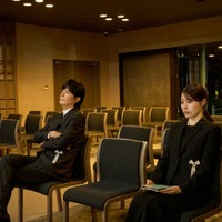 福山雅治、有村架純「ブラック・ショーマン」場面写真より(C)2025「ブラック・ショーマン」製作委員会