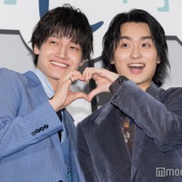 ハートポーズを連発していた佐野晶哉、奥平大兼(C)モデルプレス