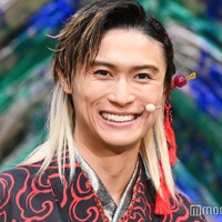 笑顔の橋本良亮(C)モデルプレス