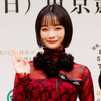 「ギャル感爆発」見上愛、“平成風”なカジュアルコーデSHOTに反響「着こなすねぇ！」