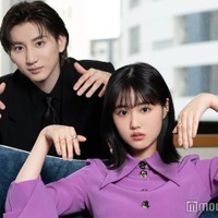 モデルプレスのインタビューに応じた京本大我、原菜乃華/霊のポーズをリクエストすると息ぴったりにポージングを決めてくれた2人(C)モデルプレス