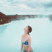 長濱ねる、ほっそり美ボディ際立つ水着姿を披露！アイスランドの「ブルーラグーン」で開放的に