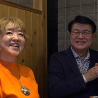 (左)こっちのけんとの母・菅生好身さん(C)日本テレビ