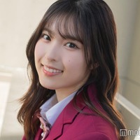 茶髪ロングの村谷はるな(C)モデルプレス